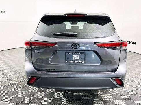 Used 2023 Toyota Highlander XLE image 4