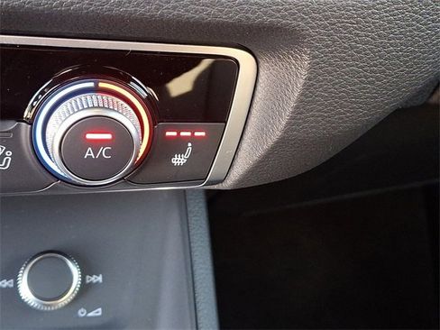 New 2025 Audi Q3 2.0T Premium image 16