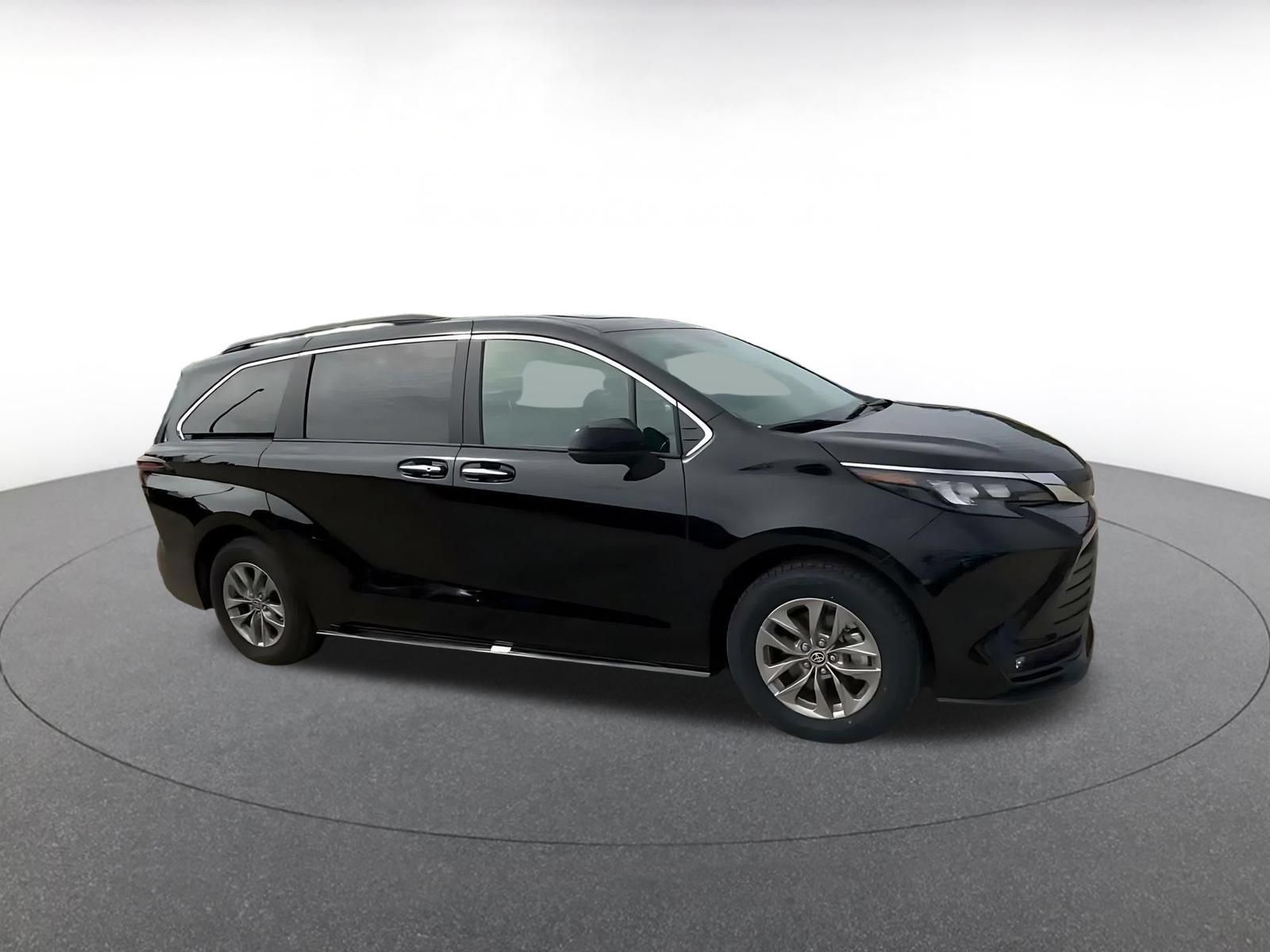Used 2025 Toyota Sienna XLE FWD image 2