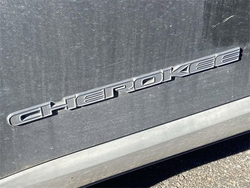 Used 2019 Jeep Cherokee Latitude Plus image 10