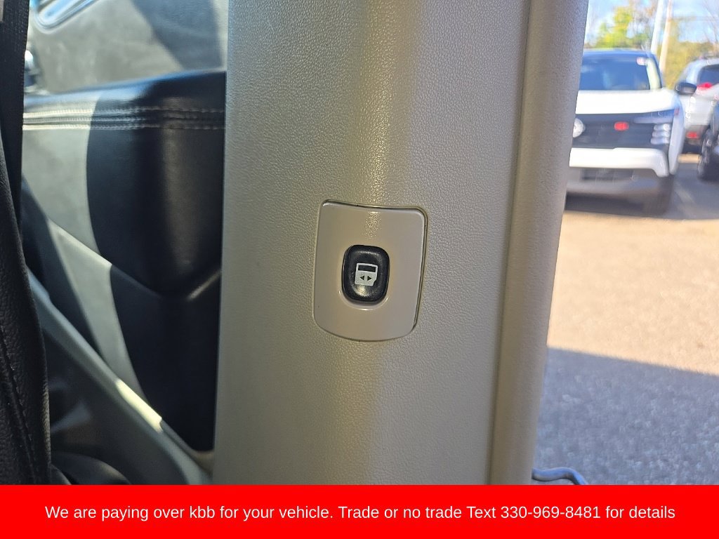 Used 2013 Chrysler Town & Country Touring FWD image 23