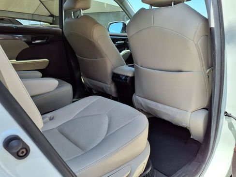 Used 2021 Toyota Highlander Platinum FWD image 13