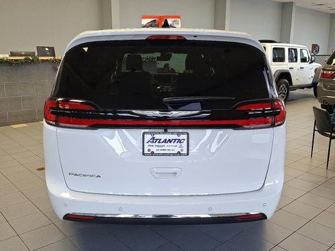 New 2026 Chrysler Pacifica Select image 6