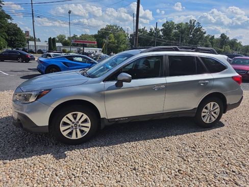 Used 2018 Subaru Outback 2.5i Premium AWD/4WD image 3