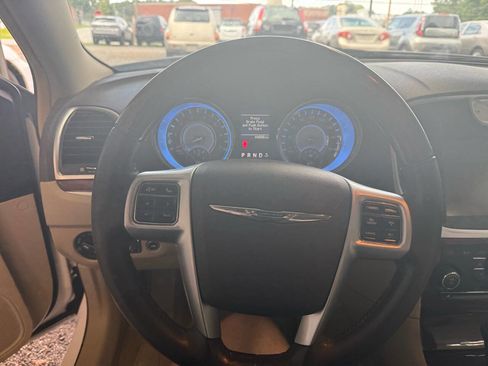 Used 2011 Chrysler 300 C image 9