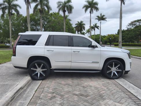Used 2016 Cadillac Escalade Luxury RWD image 8