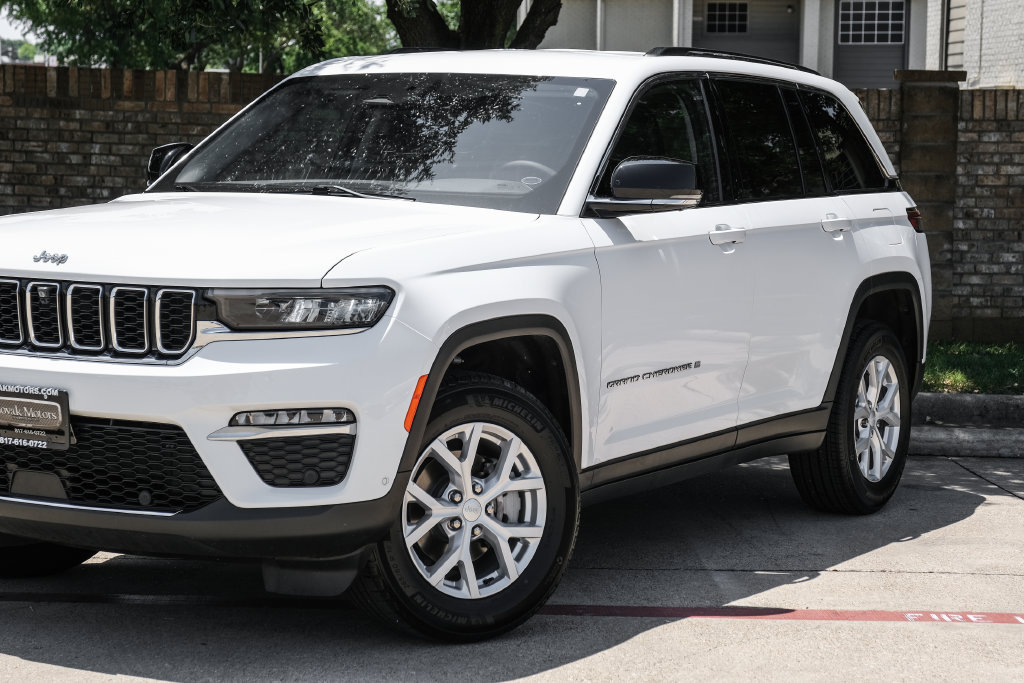 Used 2023 Jeep Grand Cherokee Limited w/ Luxury Tech Group II AWD/4WD image 13