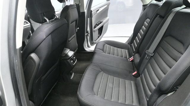 Used 2015 Ford Fusion SE FWD image 16