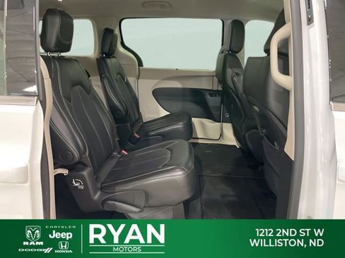 Used 2024 Chrysler Pacifica Touring-L image 26
