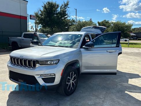 Used 2025 Jeep Grand Cherokee Limited AWD/4WD image 13