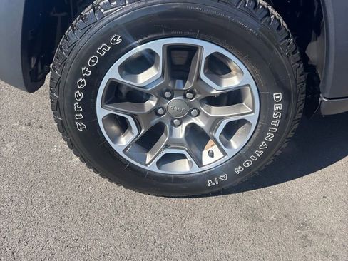 Used 2022 Jeep Cherokee Trailhawk image 18