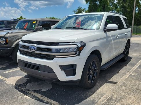 Used 2024 Ford Expedition XLT RWD image 3