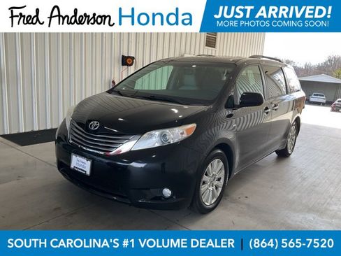 Used 2017 Toyota Sienna XLE image 1