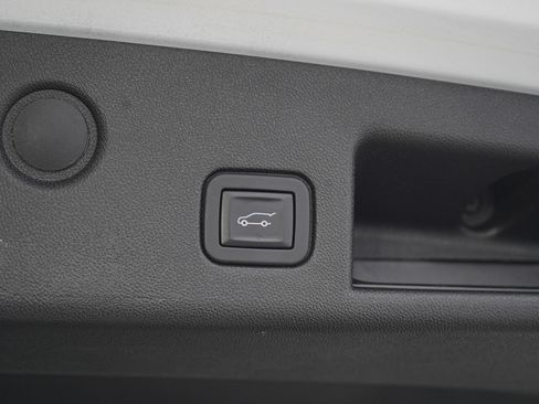 Used 2019 Chevrolet Equinox LT w/ Sun & Navigation Package image 11