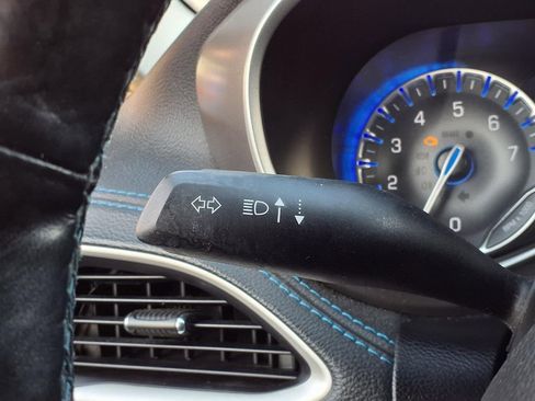 Used 2021 Chrysler Pacifica Touring-L image 18