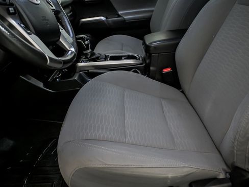 Used 2019 Toyota Tacoma SR5 AWD/4WD image 11