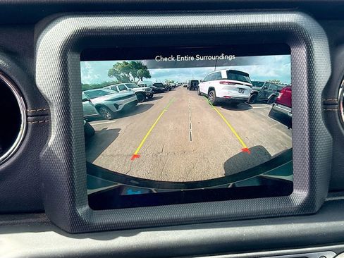 Used 2023 Jeep Wrangler Unlimited Sahara AWD/4WD image 15