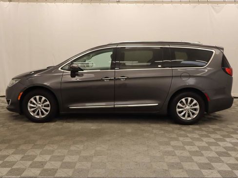 Used 2019 Chrysler Pacifica Touring-L image 2