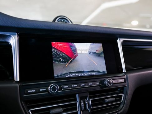 Certified 2021 Porsche Macan image 19