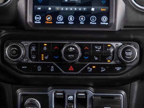 Used 2020 Jeep Wrangler Unlimited Sahara AWD/4WD image 28