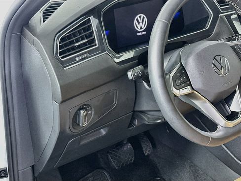 Used 2023 Volkswagen Tiguan SE FWD image 16