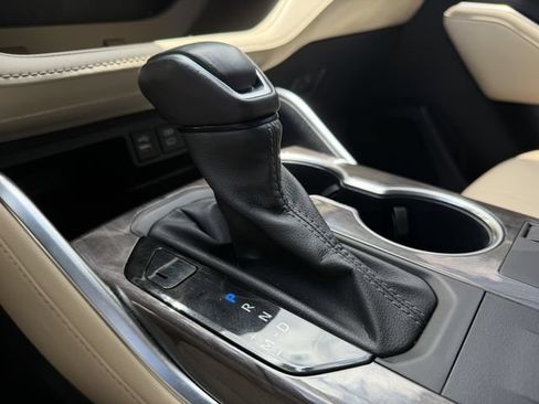 Used 2024 Toyota Highlander Platinum FWD image 18