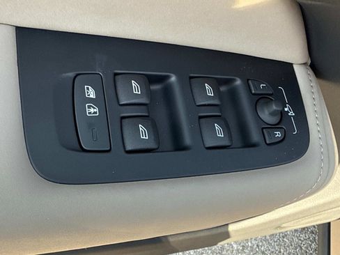 New 2026 Volvo XC60 B5 Plus w/ Climate Package image 17