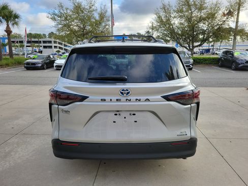 Certified 2024 Toyota Sienna XLE image 5