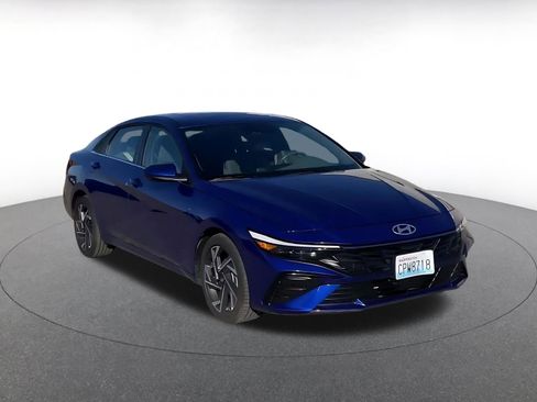 Used 2025 Hyundai Elantra SEL image 2