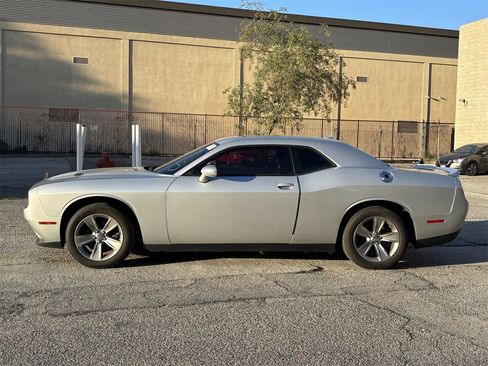 Used 2019 Dodge Challenger SXT image 3