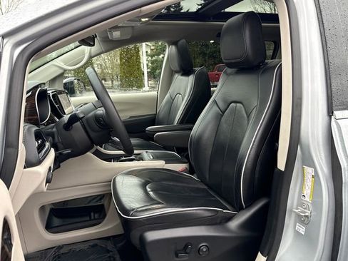 Used 2023 Chrysler Pacifica Limited image 12