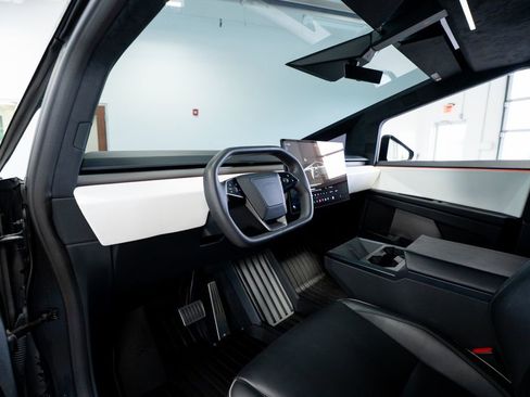 Used 2024 Tesla Cybertruck AWD Crew Cab image 22