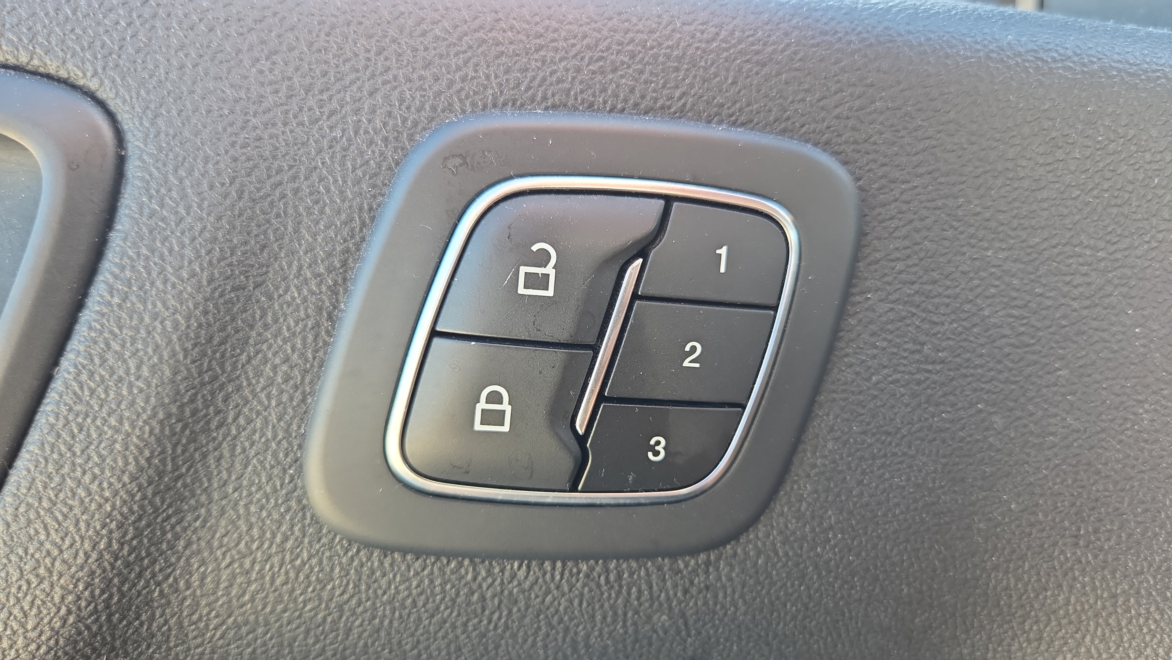 Used 2020 Ford Escape Titanium AWD/4WD image 32
