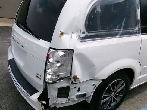 Used 2017 Dodge Grand Caravan SXT FWD image 4