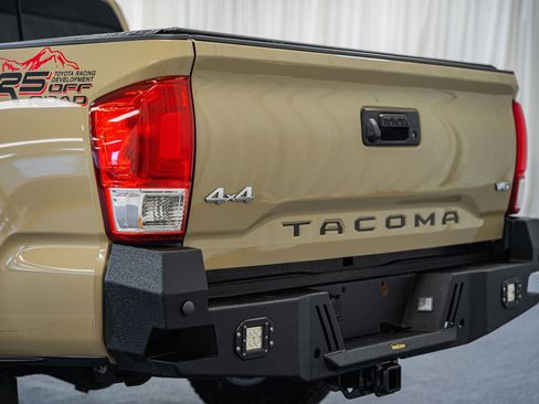 Used 2018 Toyota Tacoma SR5 AWD/4WD image 6
