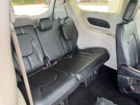 Used 2020 Chrysler Pacifica Touring-L image 25
