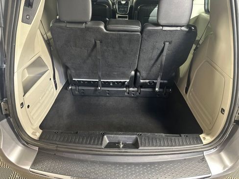 Used 2016 Chrysler Town & Country Touring image 11