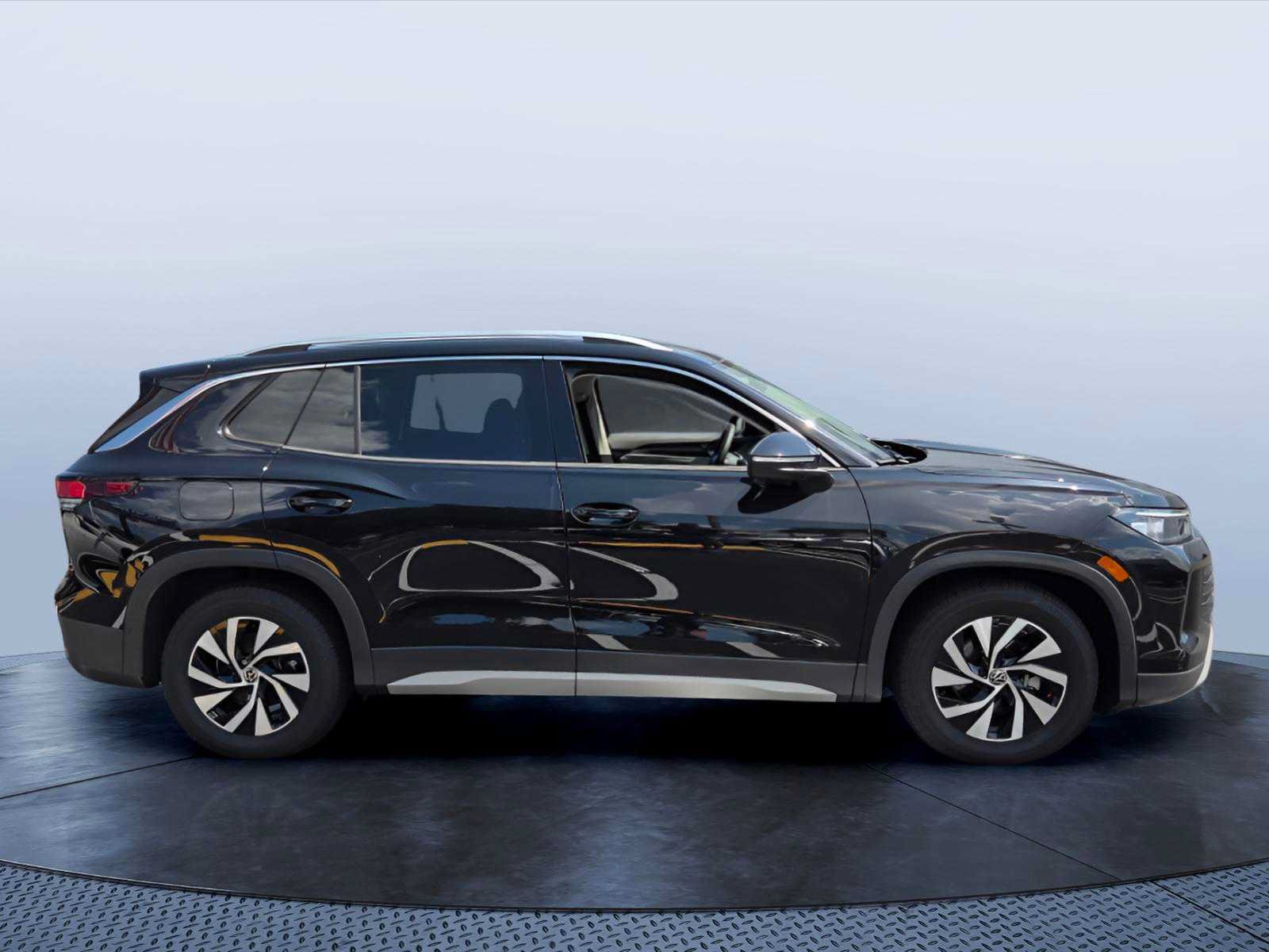 Used 2026 Volkswagen Tiguan S FWD image 2