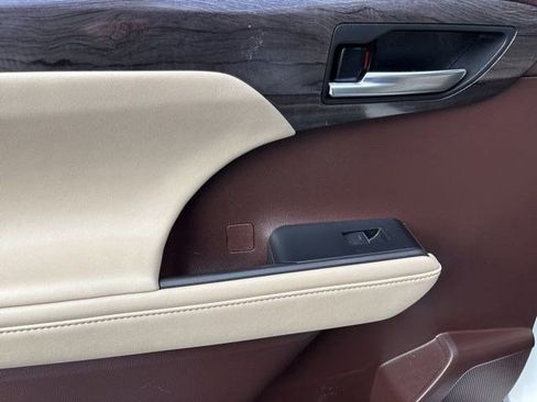 Used 2020 Toyota Highlander Limited image 32