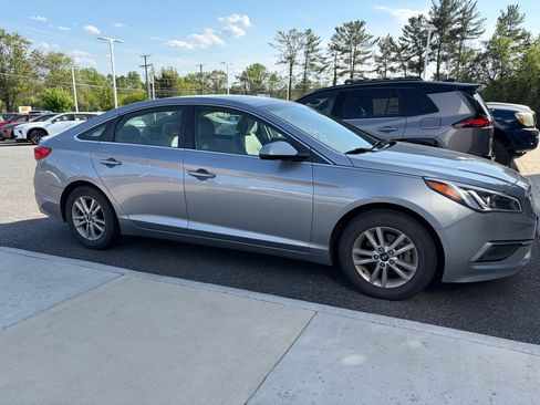 Used 2017 Hyundai Sonata SE image 1