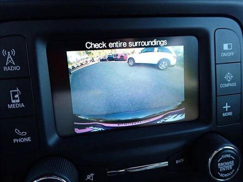 Used 2015 Jeep Renegade Latitude w/ Cold Weather Group FWD image 21