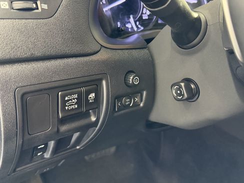 Used 2011 Lexus IS 250C w/ Luxury Pkg RWD image 12