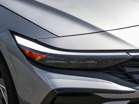 Used 2025 Hyundai Elantra Limited FWD image 4