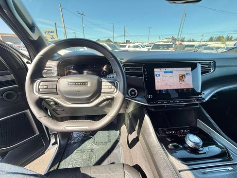 Used 2023 Jeep Wagoneer L Series II AWD/4WD image 10