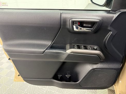 Used 2017 Toyota Tacoma TRD Off-Road image 9