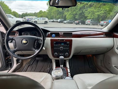 Used 2009 Chevrolet Impala LT w/ Luxury Edition Package FWD image 8