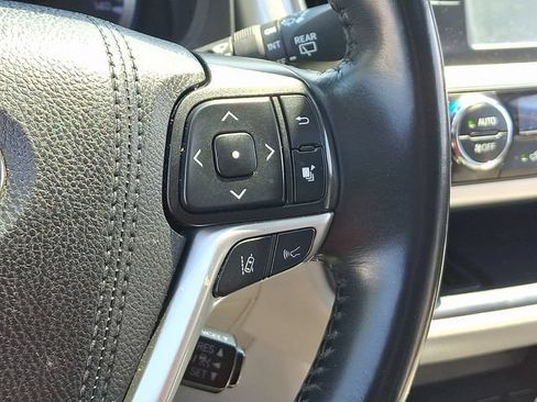 Used 2019 Toyota Highlander XLE FWD image 8