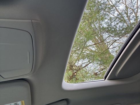 Used 2017 Ford Fusion SE w/ Fusion SE Technology Package image 7