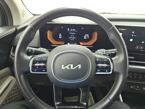 Used 2025 Kia Carnival FWD image 5