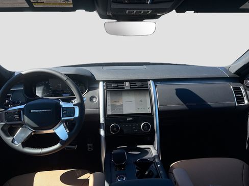 New 2026 Land Rover Discovery Dynamic SE image 17